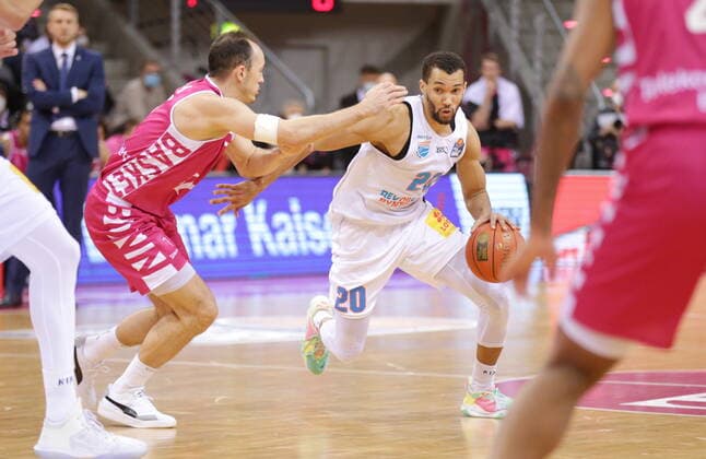 Karsten Tadda Telekom Baskets Bonn vs. Jamel Morris Syntainics MBC easyCredit BBL 1. Bundesliga , Saison 2021 2022 , Hauptrunde 13. Spieltag