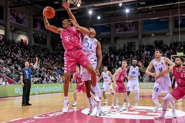 easyCredit BBL, Telekom Baskets Bonn vs. Syntainics MBC , 26.12.2021 Tyson Ward (Telekom Baskets Bonn 3), Kostja Mushidi (Syntainics MBC 11), easyCredit BBL, Telekom Baskets Bonn vs. Syntainics MBC am 26.12.2021 im Telekom Dome Bonn, Bonn (Nordrhein-Westfalen) Copyright: xBEAUTIFULxSPORTS Mueller-Laschetx