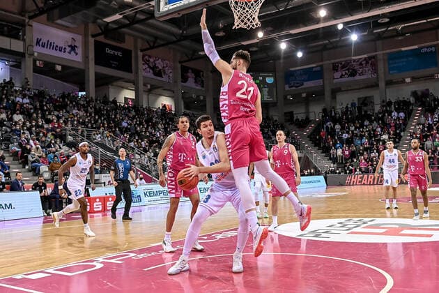 easyCredit BBL, Telekom Baskets Bonn vs. Syntainics MBC , 26.12.2021 Goran Huskic (Syntainics MBC 23), easyCredit BBL, Telekom Baskets Bonn vs. Syntainics MBC am 26.12.2021 im Telekom Dome Bonn, Bonn (Nordrhein-Westfalen) Copyright: xBEAUTIFULxSPORTS Mueller-Laschetx