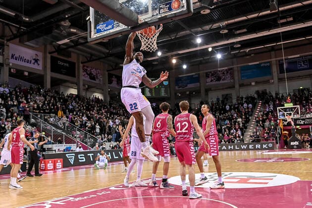 easyCredit BBL, Telekom Baskets Bonn vs. Syntainics MBC , 26.12.2021 Chris Coffey (Syntainics MBC 22), easyCredit BBL, Telekom Baskets Bonn vs. Syntainics MBC am 26.12.2021 im Telekom Dome Bonn, Bonn (Nordrhein-Westfalen) Copyright: xBEAUTIFULxSPORTS Mueller-Laschetx