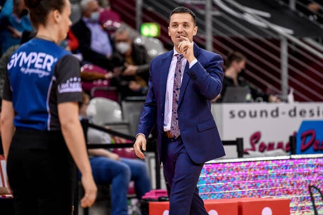 easyCredit BBL, Telekom Baskets Bonn vs. Syntainics MBC , 26.12.2021 Igor Jovovic (Trainer Syntainics MBC), easyCredit BBL, Telekom Baskets Bonn vs. Syntainics MBC am 26.12.2021 im Telekom Dome Bonn, Bonn (Nordrhein-Westfalen) Copyright: xBEAUTIFULxSPORTS Mueller-Laschetx