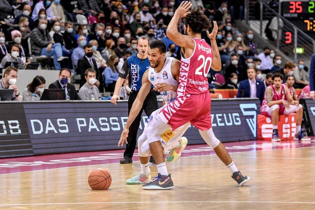easyCredit BBL, Telekom Baskets Bonn vs. Syntainics MBC , 26.12.2021 Jamel Morris (Syntainics MBC 20), easyCredit BBL, Telekom Baskets Bonn vs. Syntainics MBC am 26.12.2021 im Telekom Dome Bonn, Bonn (Nordrhein-Westfalen) Copyright: xBEAUTIFULxSPORTS Mueller-Laschetx