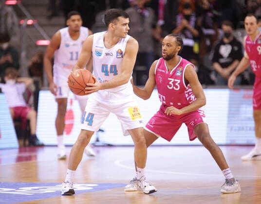 Parker Jackson-Cartwright Telekom Baskets Bonn vs. Nikola Rebic Syntainics MBC easyCredit BBL 1. Bundesliga , Saison 2021 2022 , Hauptrunde 13. Spieltag