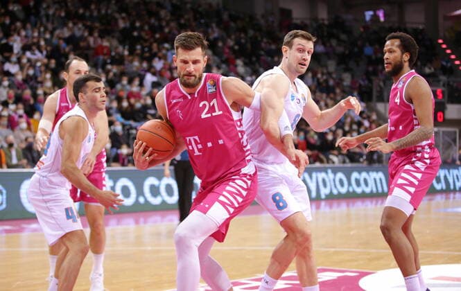 Leon Kratzer Telekom Baskets Bonn vs. Syntainics MBC easyCredit BBL 1. Bundesliga , Saison 2021 2022 , Hauptrunde 13. Spieltag