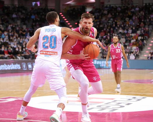 Leon Kratzer Telekom Baskets Bonn vs. Jamel Morris Syntainics MBC easyCredit BBL 1. Bundesliga , Saison 2021 2022 , Hauptrunde 13. Spieltag