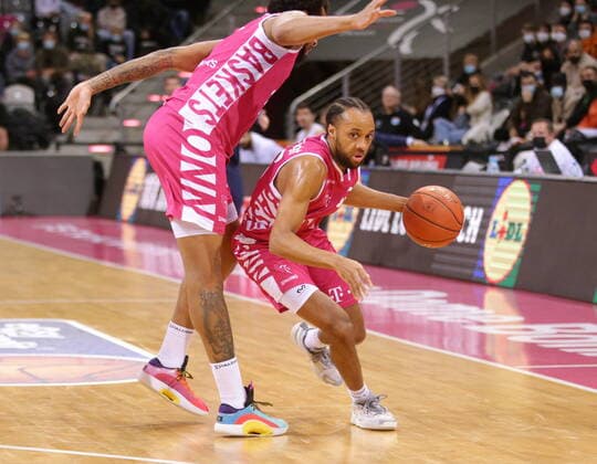 Parker Jackson-Cartwright, Justin Gorham Telekom Baskets Bonn vs. Syntainics MBC easyCredit BBL 1. Bundesliga , Saison 2021 2022 , Hauptrunde 13. Spieltag