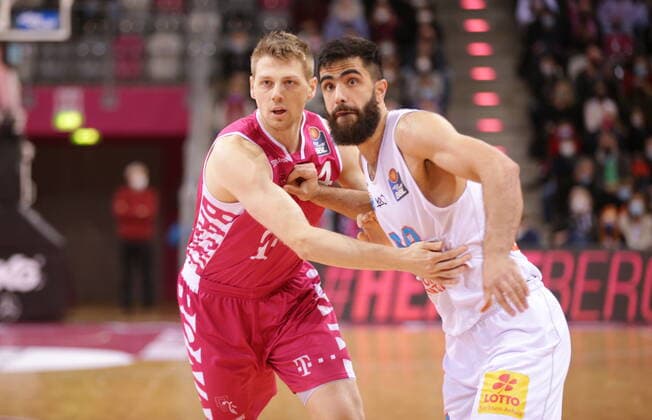Tim Hasbargen Telekom Baskets Bonn vs. Behnam Yakhchali Syntainics MBC easyCredit BBL 1. Bundesliga , Saison 2021 2022 , Hauptrunde 13. Spieltag