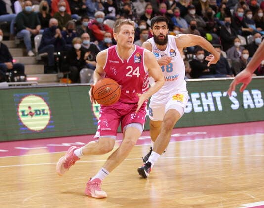 Tim Hasbargen Telekom Baskets Bonn vs. Syntainics MBC easyCredit BBL 1. Bundesliga , Saison 2021 2022 , Hauptrunde 13. Spieltag