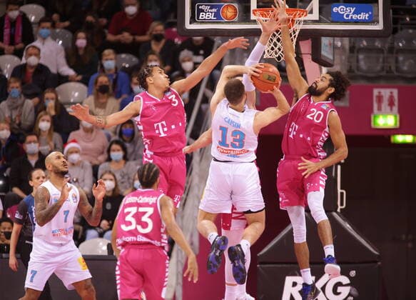 Tyson Ward, Jeremy Morgan Telekom Baskets Bonn vs. Radii Caisin Syntainics MBC easyCredit BBL 1. Bundesliga , Saison 2021 2022 , Hauptrunde 13. Spieltag