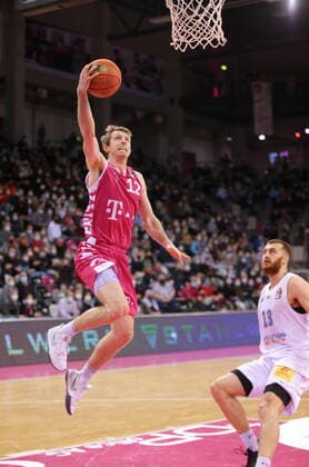 Skyler Bowlin Telekom Baskets Bonn vs. Syntainics MBC easyCredit BBL 1. Bundesliga , Saison 2021 2022 , Hauptrunde 13. Spieltag