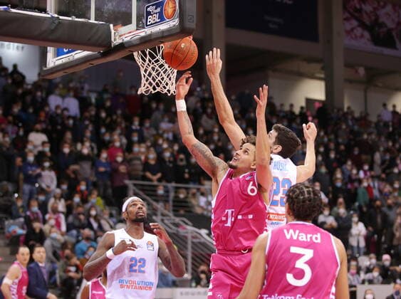 Michael Kessens Telekom Baskets Bonn vs. Syntainics MBC easyCredit BBL 1. Bundesliga , Saison 2021 2022 , Hauptrunde 13. Spieltag