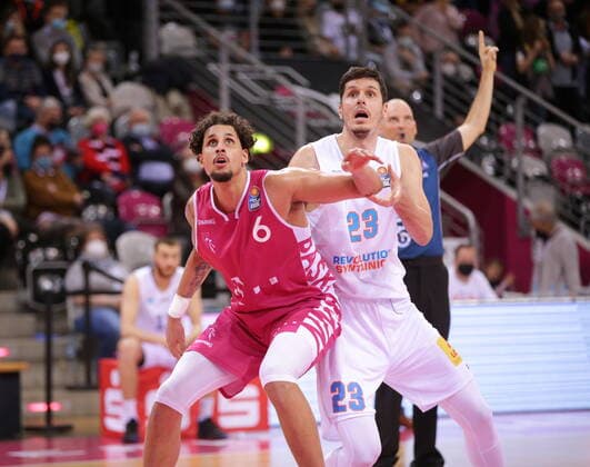 Michael Kessens Telekom Baskets Bonn vs. Goran Huskic Syntainics MBC easyCredit BBL 1. Bundesliga , Saison 2021 2022 , Hauptrunde 13. Spieltag