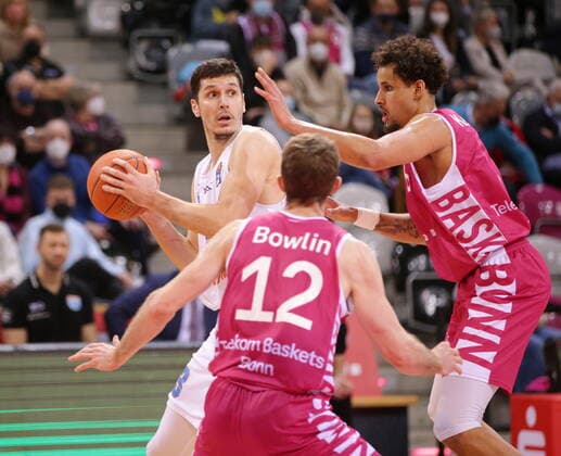 Michael Kessens, Skyler Bowlin Telekom Baskets Bonn vs. Goran Huskic Syntainics MBC easyCredit BBL 1. Bundesliga , Saison 2021 2022 , Hauptrunde 13. Spieltag