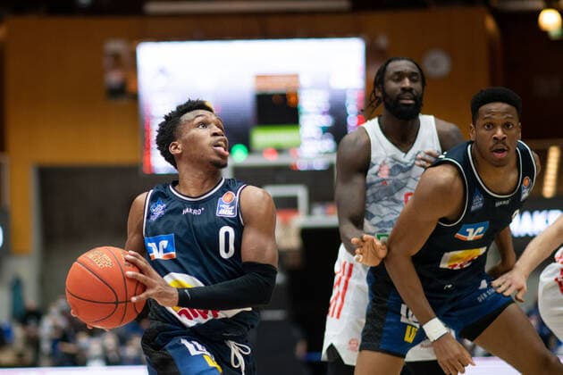 T.J. Shorts (Merlins Crailsheim) am Korb, GER, HAKRO Merlins Crailsheim vs. FC Bayern Muenchen Basketball, 26.12.2021, 13. Spieltag easycredit Basketball Bundesliga, Spielzeit 2021 2022. GER, HAKRO Merlins Crailsheim vs. FC Bayern Muenchen Basketball, 26.12.2021, 13. Spieltag easycredit Basketball Bundesliga, Spielzeit 2021 2022 Crailsheim Copyright: xEibner MichaelxMemmlerx EP_MMR