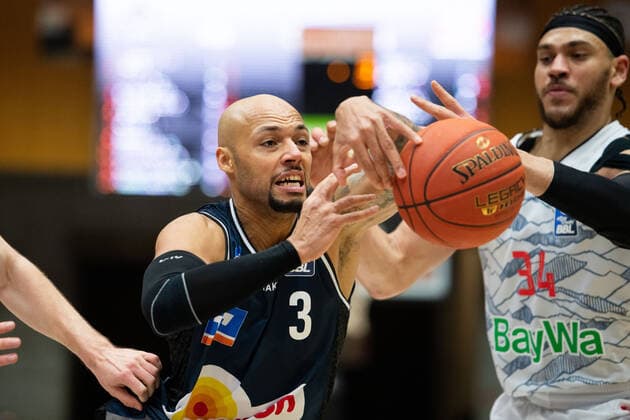 Maurice Stuckey (Merlins Crailsheim) im Zweikampf mit Gavin Schilling (FC Bayern Muenchen Basketball), GER, HAKRO Merlins Crailsheim vs. FC Bayern Muenchen Basketball, 26.12.2021, 13. Spieltag easycredit Basketball Bundesliga, Spielzeit 2021 2022. GER, HAKRO Merlins Crailsheim vs. FC Bayern Muenchen Basketball, 26.12.2021, 13. Spieltag easycredit Basketball Bundesliga, Spielzeit 2021 2022 Crailsheim Copyright: xEibner MichaelxMemmlerx EP_MMR