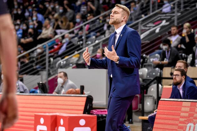 easyCredit BBL, Telekom Baskets Bonn vs. Syntainics MBC , 26.12.2021 Tuomas Iisalo (Coach Telekom Baskets Bonn), easyCredit BBL, Telekom Baskets Bonn vs. Syntainics MBC am 26.12.2021 im Telekom Dome Bonn, Bonn (Nordrhein-Westfalen) Copyright: xBEAUTIFULxSPORTS Mueller-Laschetx