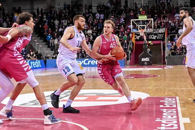 easyCredit BBL, Telekom Baskets Bonn vs. Syntainics MBC , 26.12.2021 Jonas Falkenstein (Telekom Baskets Bonn 45), easyCredit BBL, Telekom Baskets Bonn vs. Syntainics MBC am 26.12.2021 im Telekom Dome Bonn, Bonn (Nordrhein-Westfalen) Copyright: xBEAUTIFULxSPORTS Mueller-Laschetx