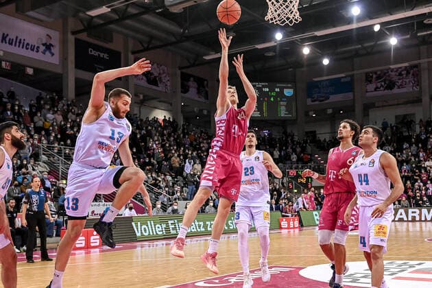 easyCredit BBL, Telekom Baskets Bonn vs. Syntainics MBC , 26.12.2021 Tim Hasbargen (Telekom Baskets Bonn 24), easyCredit BBL, Telekom Baskets Bonn vs. Syntainics MBC am 26.12.2021 im Telekom Dome Bonn, Bonn (Nordrhein-Westfalen) Copyright: xBEAUTIFULxSPORTS Mueller-Laschetx