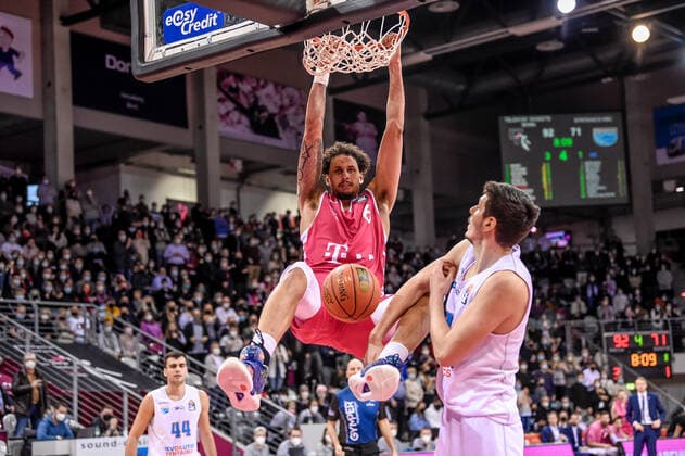 easyCredit BBL, Telekom Baskets Bonn vs. Syntainics MBC , 26.12.2021 Karsten Tadda (Telekom Baskets Bonn 9), easyCredit BBL, Telekom Baskets Bonn vs. Syntainics MBC am 26.12.2021 im Telekom Dome Bonn, Bonn (Nordrhein-Westfalen) Copyright: xBEAUTIFULxSPORTS Mueller-Laschetx