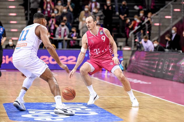 easyCredit BBL, Telekom Baskets Bonn vs. Syntainics MBC , 26.12.2021 Karsten Tadda (Telekom Baskets Bonn 9), easyCredit BBL, Telekom Baskets Bonn vs. Syntainics MBC am 26.12.2021 im Telekom Dome Bonn, Bonn (Nordrhein-Westfalen) Copyright: xBEAUTIFULxSPORTS Mueller-Laschetx