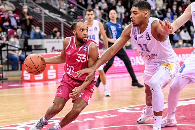 easyCredit BBL, Telekom Baskets Bonn vs. Syntainics MBC , 26.12.2021 Parker Jackson-Cartwright (Telekom Baskets Bonn 33), easyCredit BBL, Telekom Baskets Bonn vs. Syntainics MBC am 26.12.2021 im Telekom Dome Bonn, Bonn (Nordrhein-Westfalen) Copyright: xBEAUTIFULxSPORTS Mueller-Laschetx