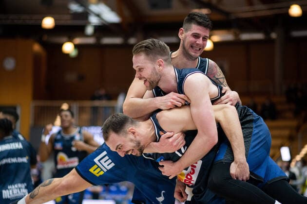 Bilder des Jahres 2021, Sport 12 Dezember Dejan Kovacevic (Merlins Crailsheim), Fabian Bleck (Merlins Crailsheim), Bogdan Radosavljevic (Merlins Crailsheim) jubeln ueber den Sieg, GER, HAKRO Merlins Crailsheim vs. FC Bayern Muenchen Basketball, 26.12.2021, 13. Spieltag easycredit Basketball Bundesliga, Spielzeit 2021 2022. GER, HAKRO Merlins Crailsheim vs. FC Bayern Muenchen Basketball, 26.12.2021, 13. Spieltag easycredit Basketball Bundesliga, Spielzeit 2021 2022 Crailsheim *** Dejan Kovacevic Merlins Crailsheim , Fabian Bleck Merlins Crailsheim , Bogdan Radosavljevic Merlins Crailsheim cheer about the victory, GER, HAKRO Merlins Crailsheim vs FC Bayern Muenchen Basketball, 26 12 2021, 13 Spieltag easycredit Basketball Bundesliga, Spielzeit 2021 2022 GER, HAKRO Merlins Crailsheim vs FC Bayern Muenchen Basketball, 26 12 2021, 13 Spieltag easycredit Basketball Bundesliga, Spielzeit 2021 2022 Crailsheim Copyright: xEibner MichaelxMemmlerx EP_MMR