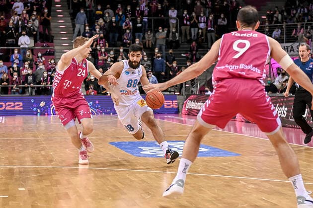 easyCredit BBL, Telekom Baskets Bonn vs. Syntainics MBC , 26.12.2021 Tim Hasbargen (Telekom Baskets Bonn 24),Behnam Yakhchali (Syntainics MBC 88), easyCredit BBL, Telekom Baskets Bonn vs. Syntainics MBC am 26.12.2021 im Telekom Dome Bonn, Bonn (Nordrhein-Westfalen) Copyright: xBEAUTIFULxSPORTS Mueller-Laschetx