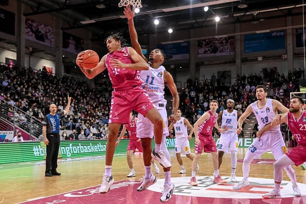 easyCredit BBL, Telekom Baskets Bonn vs. Syntainics MBC , 26.12.2021 Tyson Ward (Telekom Baskets Bonn 3), Kostja Mushidi (Syntainics MBC 11), easyCredit BBL, Telekom Baskets Bonn vs. Syntainics MBC am 26.12.2021 im Telekom Dome Bonn, Bonn (Nordrhein-Westfalen) Copyright: xBEAUTIFULxSPORTS Mueller-Laschetx