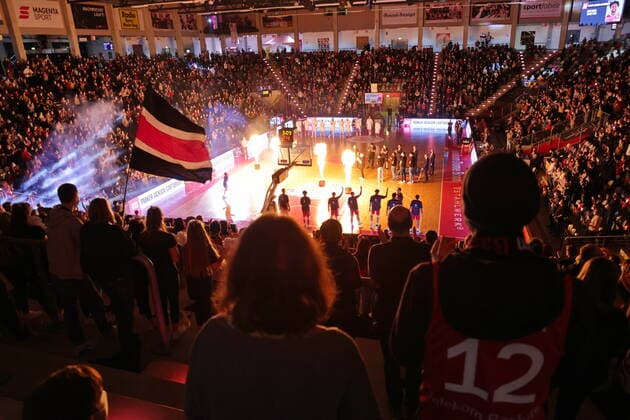 Spielervorstellung im Telekom Dom ebeim Spiel Telekom Baskets Bonn vs. Syntainics MBC easyCredit BBL 1. Bundesliga , Saison 2021 2022 , Hauptrunde 13. Spieltag