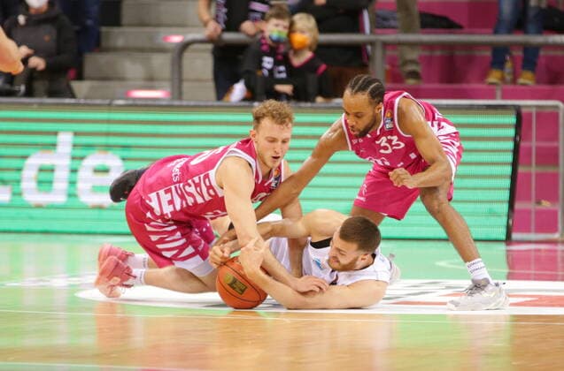 Jonas Falkenstein, Parker Jackson-Cartwright Telekom Baskets Bonn vs. Syntainics MBC easyCredit BBL 1. Bundesliga , Saison 2021 2022 , Hauptrunde 13. Spieltag