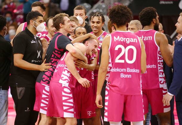 Sport Themen der Woche KW51 Sport Bilder des Tages Jonas Falkenstein Telekom Baskets Bonn nach Sieg vs. Syntainics MBC easyCredit BBL 1. Bundesliga , Saison 2021 2022 , Hauptrunde 13. Spieltag