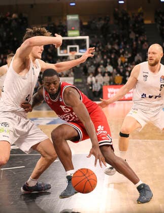am Ball Jalon Demarco MILLER ( Giessen ) gegen Maik KOTSAR ( Towers ) Basketball Herren Bundesliga am So. 26.12.2021 Hamburg Towers - Giessen 46 ers
