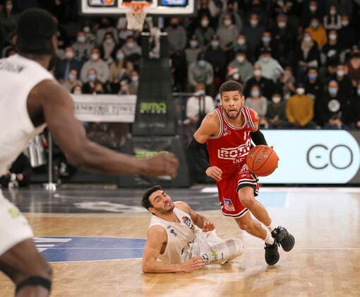 am Ball Kendale Mc CULLUM ( Giessen ) gegen Max DiLeo ( Towers ) Basketball Herren Bundesliga am So. 26.12.2021 Hamburg Towers - Giessen 46 ers