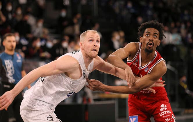 Seth Hinrichs ( Towers ) gegen Jalen TATE ( Giessen , rechts ) Basketball Herren Bundesliga am So. 26.12.2021 Hamburg Towers - Giessen 46 ers