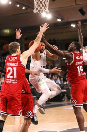 Sport Bilder des Tages Kahlil Dukes ( Towers ) gegen Jalon Demarco MILLER ( Giessen ) Basketball Herren Bundesliga am So. 26.12.2021 Hamburg Towers - Giessen 46 ers