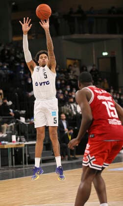 Caleb Homesley ( Towers ) wirft gegen Jalon Demarco MILLER ( Giessen ) Basketball Herren Bundesliga am So. 26.12.2021 Hamburg Towers - Giessen 46 ers
