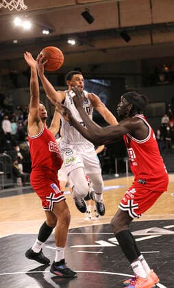 Kahlil Dukes ( Towers ) wirft gegen Nuni OMOT und links ... Maximilian BEGUE ( Giessen ) Basketball Herren Bundesliga am So. 26.12.2021 Hamburg Towers - Giessen 46 ers