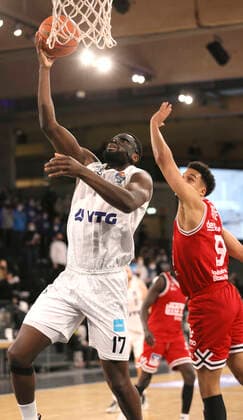 Eddie EDIGIN ( Towers ) wirft gegen Maximilian BEGUE ( Giessen ) Basketball Herren Bundesliga am So. 26.12.2021 Hamburg Towers - Giessen 46 ers