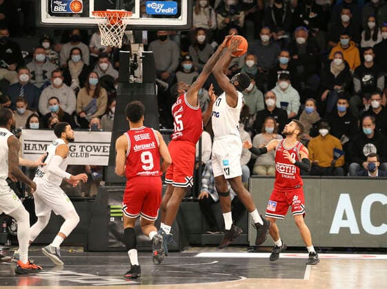 Eddie EDIGIN ( Towers ) wirft gegen Jalon Demarco MILLER ( Giessen ) Basketball Herren Bundesliga am So. 26.12.2021 Hamburg Towers - Giessen 46 ers