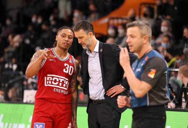 Timeric Dejaun WILLIAMS ( Giessen ) und rechts ... Trainer Pete STROBL Basketball Herren Bundesliga am So. 26.12.2021 Hamburg Towers - Giessen 46 ers