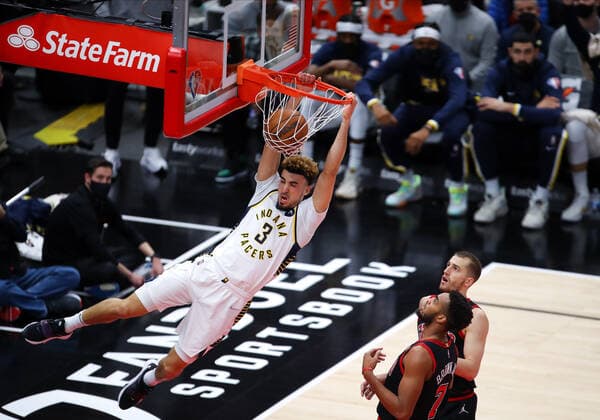 Sport Bilder des Tages CHICAGO, IL - DECEMBER 26: Indiana Pacers Guard Chris Duarte (3) slam dunks the ball during a NBA, Basketball Herren, USA game between the Indiana Pacers and the Chicago Bulls on December 26, 2021 at the United Center in Chicago, IL. (Photo by Melissa Tamez Icon Sportswire) NBA: DEC 26 Pacers at Bulls Icon2112260808