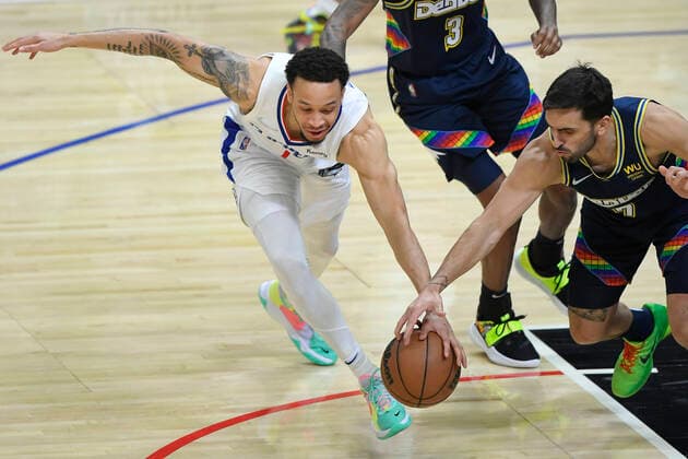 LOS ANGELES, CA - DECEMBER 26: Los Angeles Clippers guard Amir Coffey (7) and Denver Nuggets guard Facundo Campazzo (7) go for the ball in the third period of an NBA, Basketball Herren, USA game on December 26, 2021, at Crypto.com Arena in Los Angeles, CA. (Photo by John McCoy Icon Sportswire) NBA: DEC 26 Nuggets at Clippers Icon2112261549