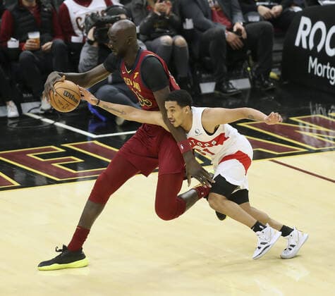 Sport Themen der Woche KW51 Sport Bilder des Tages Cleveland Cavaliers Tacko Fall (99) chases down a lose ball fromToronto Raptors Yuta Watanabe (18) at Rocket Mortgage FieldHouse in Cleveland, Ohio on Sunday, December 26, 2021.  CLE20211226121 AARONxJOSEFCZYK