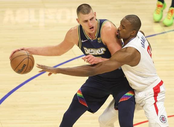 Nikola Jokic 15 of the Denver Nuggets is guarded by Serge Ibaka 9 of the LA Clippers during the 1st quarter. Los Angeles Clippers vs Denver Nuggets at Crypto.com Arena in Los Angeles, CA on Sunday December 26, 2021. Los Angeles Clippers vs Denver Nuggets !ACHTUNG: NUR REDAKTIONELLE NUTZUNG!  Copyright: xPHILLIPxKIMx AME6333 20211227-54507b5ec42f89d740516fba5294980c4a6f79d8