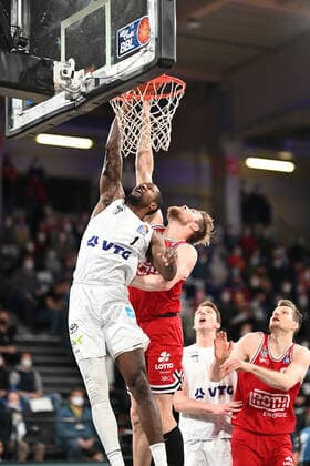 Basketball I Herren I Saison 2021-2022 I BBL I 13. Spieltag I Hamburg Towers - Jobstairs Gießen 46ers I 26.12.2021 Zach Brown (1, Hamburg Towers) kann den Ball ins Netz legen Hamburg-Wilhelmsburg edel-optics.de Arena Hamburg Deutschland Copyright: xLobeca Schlikisx