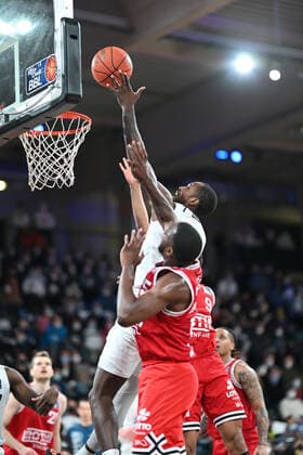 Basketball I Herren I Saison 2021-2022 I BBL I 13. Spieltag I Hamburg Towers - Jobstairs Gießen 46ers I 26.12.2021 Zach Brown (1, Hamburg Towers) kann den Ball ins Netz legen, die Spieler von JobStairs GIESSEN 46ers haben keine Chance das zu verhindern Hamburg-Wilhelmsburg edel-optics.de Arena Hamburg Deutschland Copyright: xLobeca Schlikisx