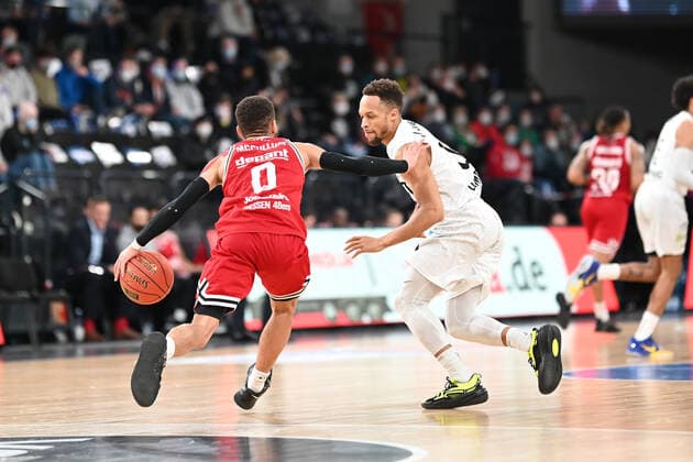 Basketball I Herren I Saison 2021-2022 I BBL I 13. Spieltag I Hamburg Towers - Jobstairs Gießen 46ers I 26.12.2021 Kendale McCullum (0, JobStairs GIESSEN 46ers) gegen Jaylon Brown (0, Hamburg Towers) Hamburg-Wilhelmsburg edel-optics.de Arena Hamburg Deutschland Copyright: xLobeca Schlikisx