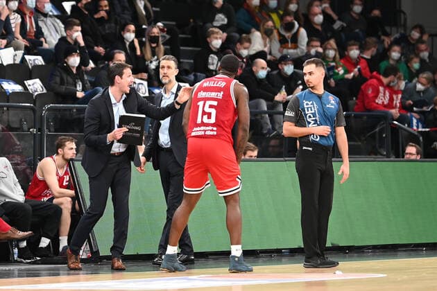 Basketball I Herren I Saison 2021-2022 I BBL I 13. Spieltag I Hamburg Towers - Jobstairs Gießen 46ers I 26.12.2021 Pete Strobl (JobStairs GIESSEN 46ers) links mit Kladde in der Hand regt sich auf Hamburg-Wilhelmsburg edel-optics.de Arena Hamburg Deutschland Copyright: xLobeca Schlikisx