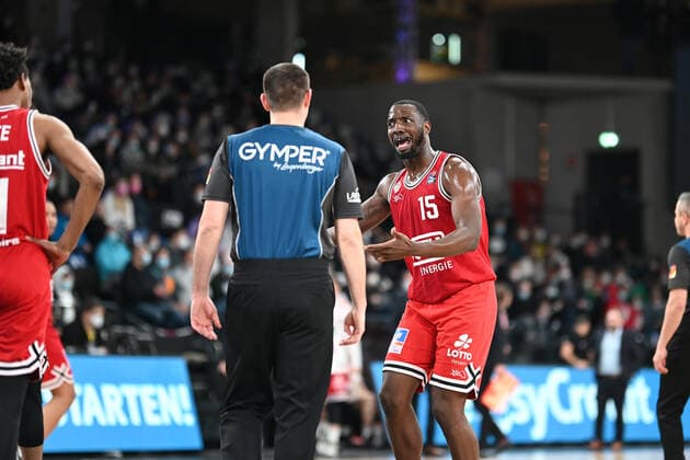 Basketball I Herren I Saison 2021-2022 I BBL I 13. Spieltag I Hamburg Towers - Jobstairs Gießen 46ers I 26.12.2021 Jalon Miller (15, JobStairs GIESSEN 46ers) ist mit dem Schiedsrichter nicht einverstanden Hamburg-Wilhelmsburg edel-optics.de Arena Hamburg Deutschland Copyright: xLobeca Schlikisx