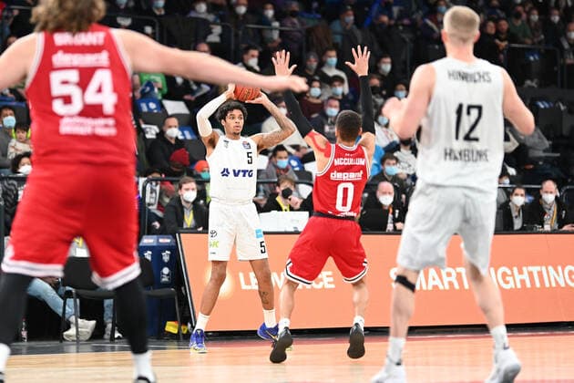 Basketball I Herren I Saison 2021-2022 I BBL I 13. Spieltag I Hamburg Towers - Jobstairs Gießen 46ers I 26.12.2021 Caleb Homesley (5, Hamburg Towers) will den Ball an Kendale McCullum (0, JobStairs GIESSEN 46ers) vorbeispielen Hamburg-Wilhelmsburg edel-optics.de Arena Hamburg Deutschland Copyright: xLobeca Schlikisx